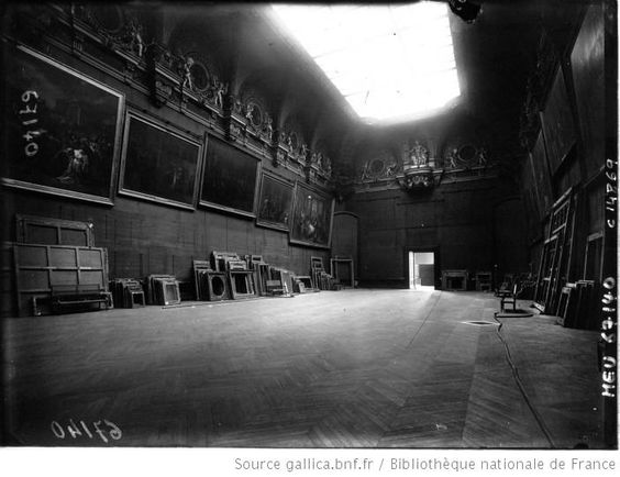 Louvre Empty WW2